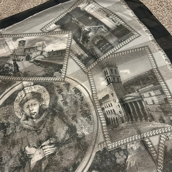 Assisi Italian landmarks of Italy on polyester scarf grey black and white nwot - Picture 6 of 15